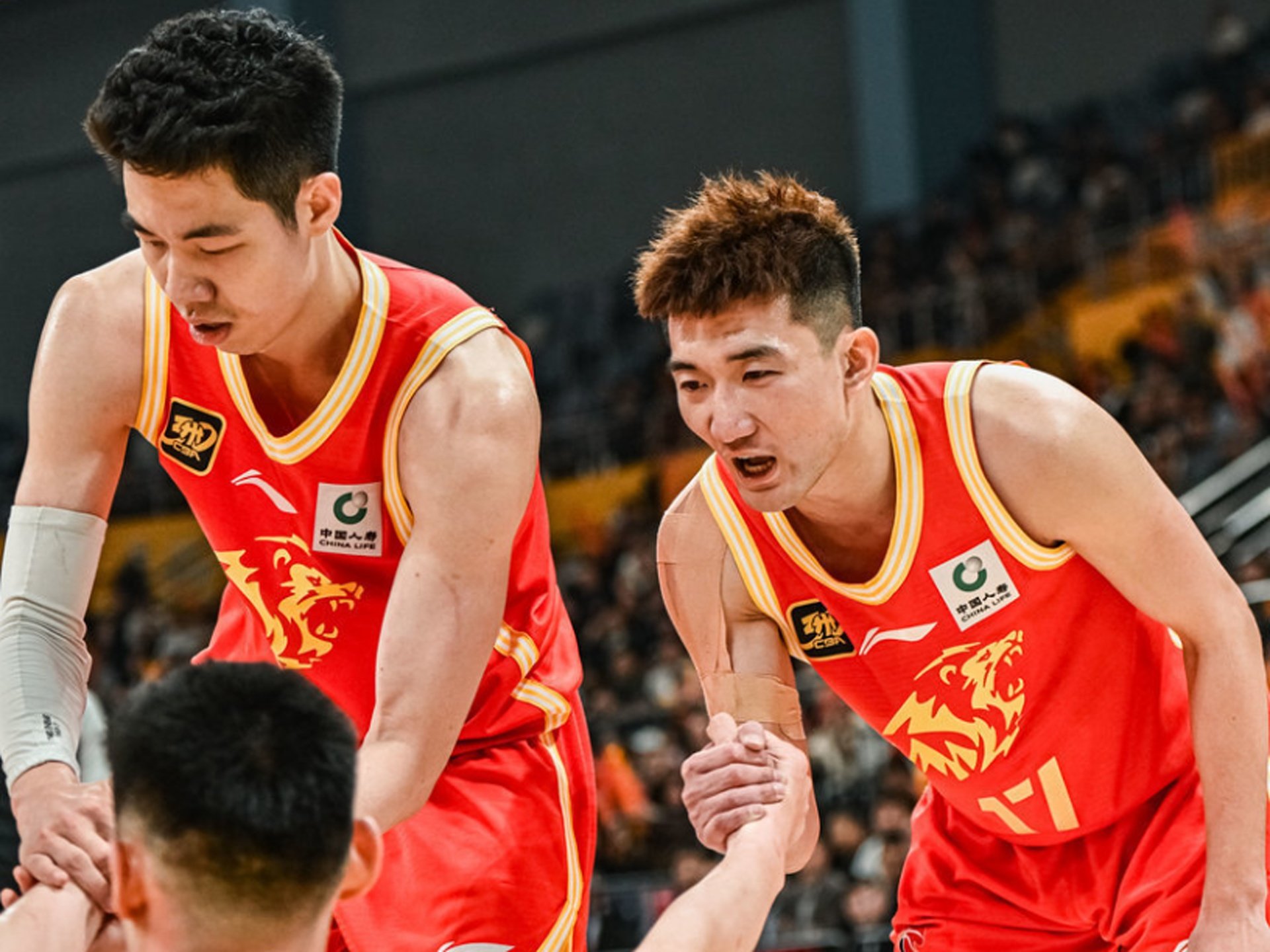 包含离谱！广厦男篮调整名单备战足总杯成都蓉城止住颓势备战法甲，新奥尔良鹈鹕围绕NBA总决赛队长鼓劲的词条